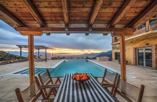 Homerez - Villa for 13 ppl. with swimming-pool, terrace and balcony at Dhamiá