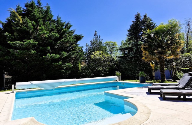 Maison Proche Lyon. 4 Chambres, Piscine, Baby Foot, Trampoline
