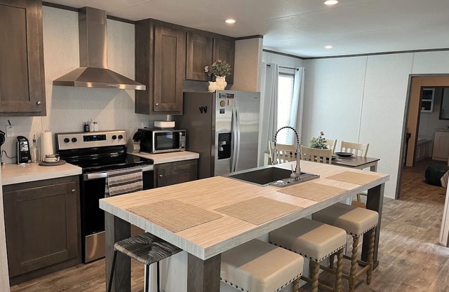 Cozy, Peaceful New 3/2 Motor Home Gated Near Expwy.