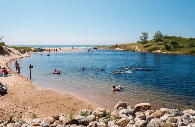 MARINA LAKE HOUSE ON HAMLIN + PONTOON! 10min from Lake Michigan, 14+ guests.