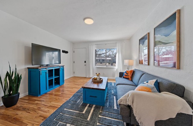 Home away from home in South Denver! 5 minutes from Highline Trail and Parks!