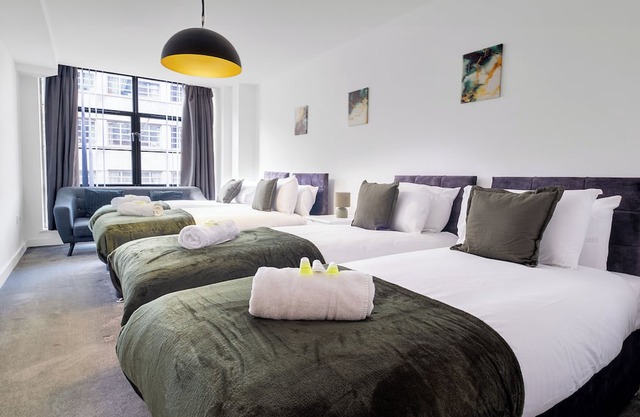Serenity Suite SLEEPS 6 FREE PARKING, Pool Table and Netflix - ELYSIUM STAYS