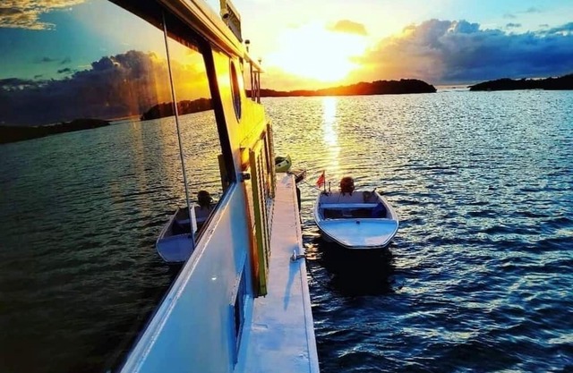 360 DEGREE WATERVIEW HOUSEBOAT