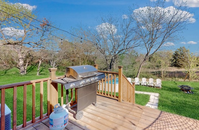 Hot tub, dog-friendly home with large yard, hot tub, grill, smart TV, W/D, & AC