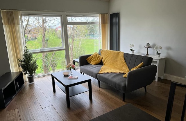 Bright and modern flat 5 mins from Ealing Broadway station and town centre
