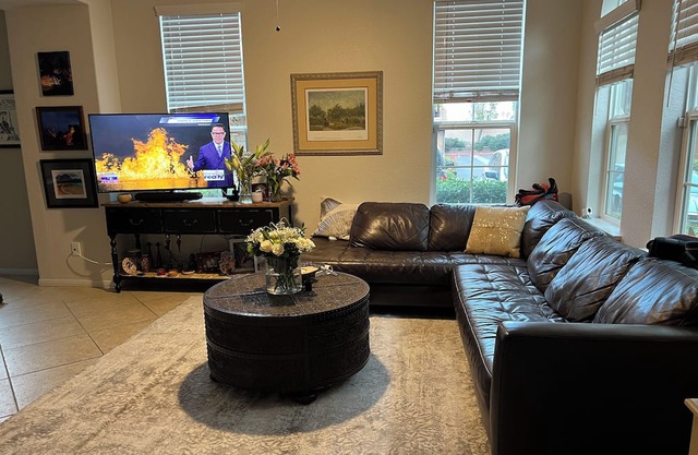 Townhouse in quite area-10 min.drive to Beach and Del Mar Fairgrounds. perfect!