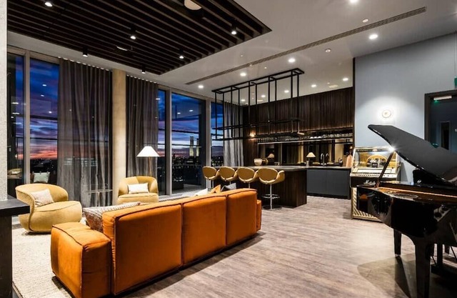 2 Bed serviced apartment w/pool and gym
