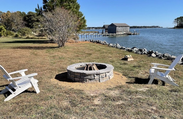The Big Boathouse on a Point- Quick access to Chesapeake Bay; Kayakers love it.