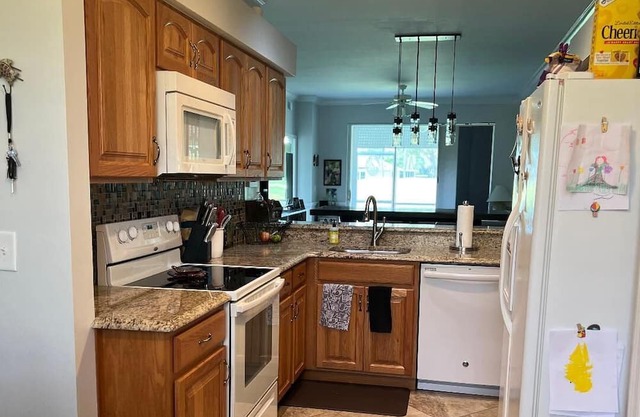 First floor 2 bed + Den, 2 Bath on 1st hole of Beautiful Golf course.