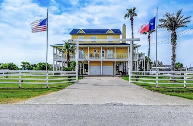 Marvelous 5-bedroom house in Bolivar Peninsula with WiFi, AC and fenced yard