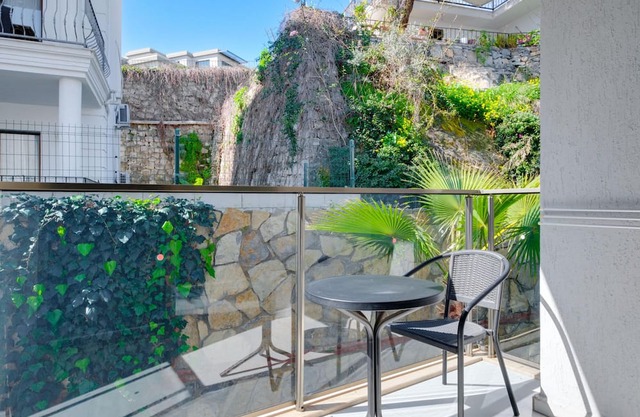 Residence with Balcony Shared Pool 5 min to Beach