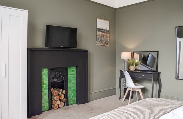 2 bedroom accommodation in Ayr