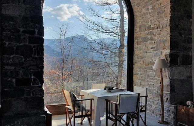 Wonderful private villa for 8 people with TV, pets allowed, panoramic view and parking