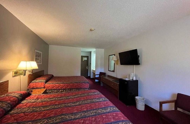 Boulder Bear Motor Lodge - Two Queen Beds 119 Front