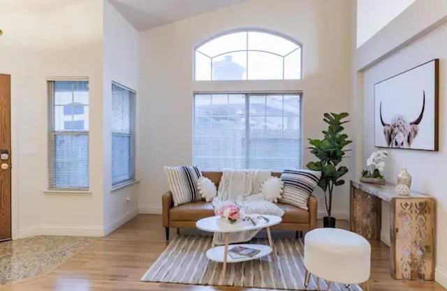 BoHo Centrally Located 3/2 KSB