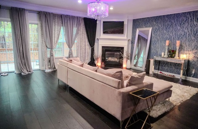 Sandy Springs/Truist. 2 Kings. Gated. 11 miles to Lenox. 6 miles to Perimeter.