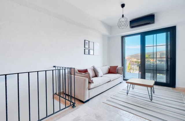 Vacation flat w pool and balcony, 5 min to beach
