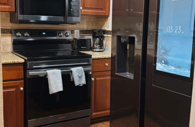 Luxurious 2-bedroom condo - at Galleria Mall - Sleeps 8 - Pool - gym.