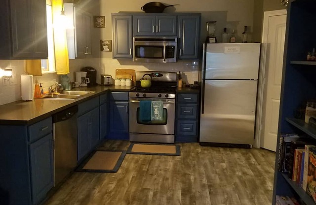 Lazy dog cottage, dog friendly Cozy cottage nestled in the trees n