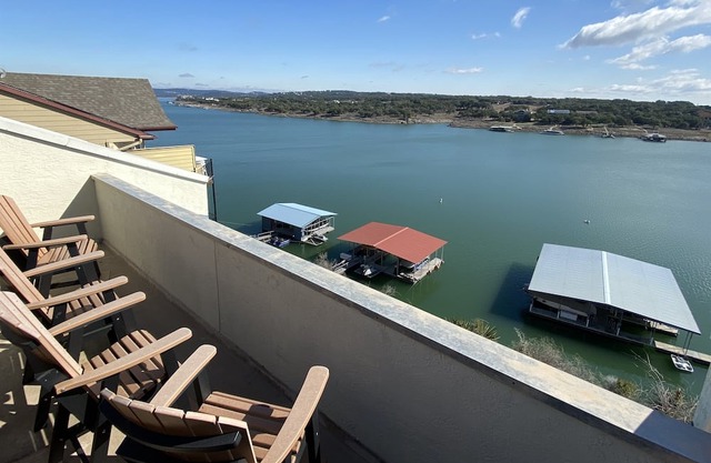 Lake Travis Access, pool and Hot tub!