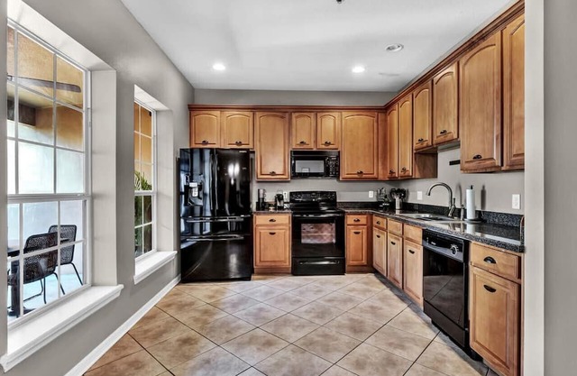 Chic 2BR Escape: Prime Locale & Stylish Amenities