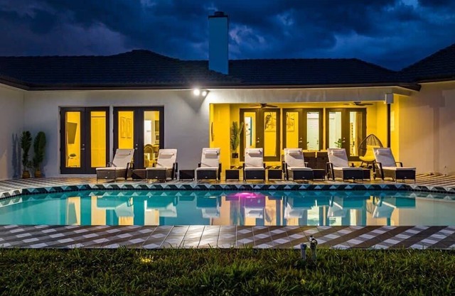 Modern Luxurious Pool Estate!