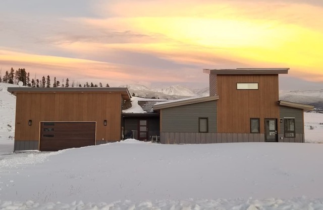 Modern home with amazing views near world class amenities-ski, bike, golf, boat!