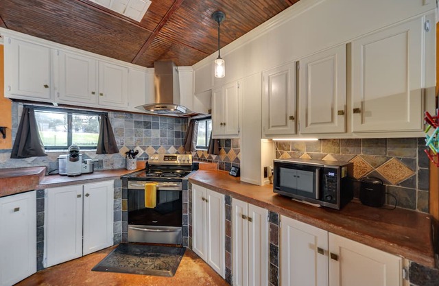 Pet-Friendly Spring Branch Villa Near Canyon Lake!