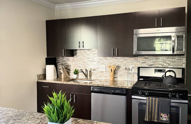 Quiet Oasis: Central & Welcoming. Free parking