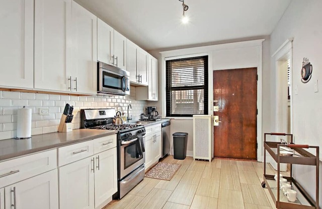 Roomy & Inviting 3BR Apt in Chicago