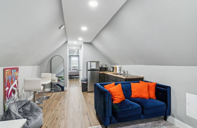 Stylish and Cozy Attic in Elizabeth/Great location near Newark Airport