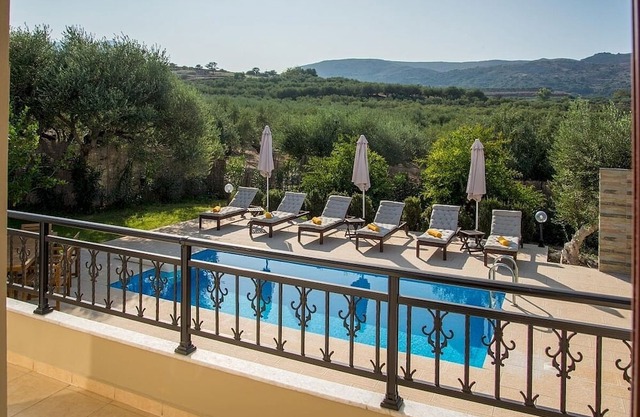 Attractive Countryside Villa, A/C, Private Pool, Sea & Mountain Views - Close to Kissamos & Beaches!