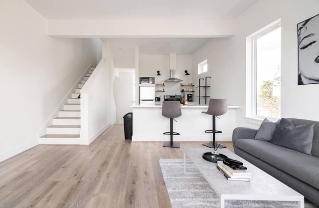 Chic Euro Retreat - 5 Mins to Downtown - King Bed