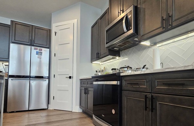 3BR/2BA Upper-Level Retreat. Lakeview. Community beach access.