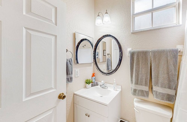 Townhouse near the lake with outdoor pool, hot tub, patio, streaming, W/D, & AC