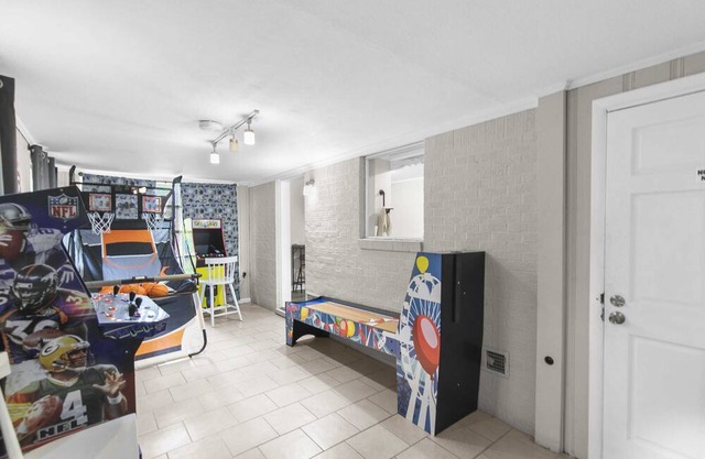 Center Point Gem: 4BR, Parking & Long Stays