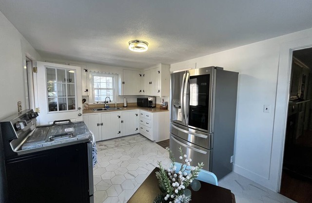 2 bedroom, 2 full baths, close to town. Sleeps 4