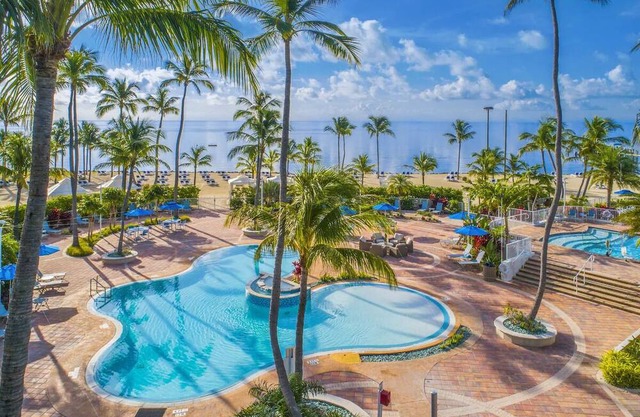 Excellent Choice! Beachfront Location, Outdoor Pool, Free Parking, Pet-friendly!
