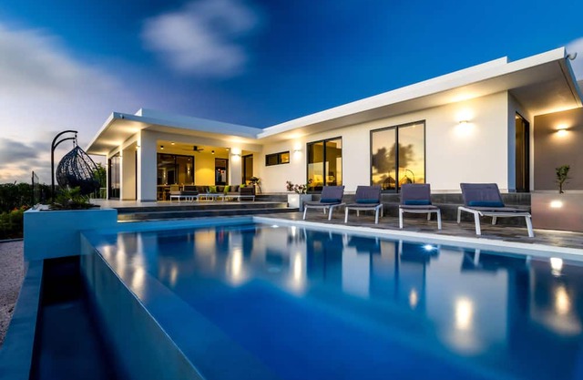 Kas di Luna, NEW! Luxury villa with gorgeous ocean views and infinity pool.