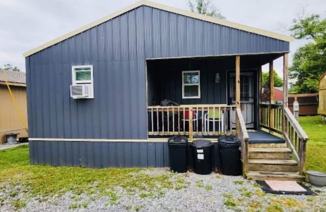 Cozy Tiny House close to outdoor activities - 3 minutes to Pipestem State Park!