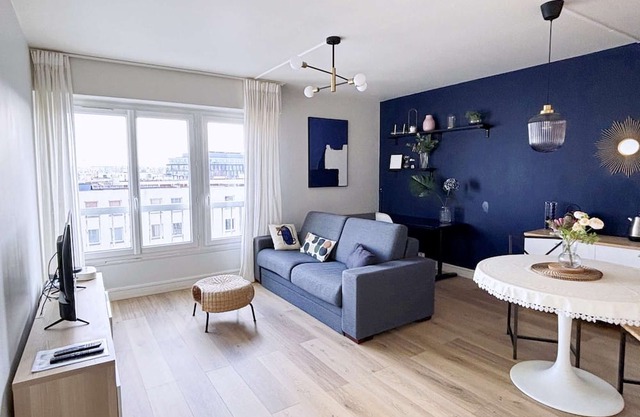 3 minutes from metro, sleeps 2, and parking at Porte de Versailles 3 stars