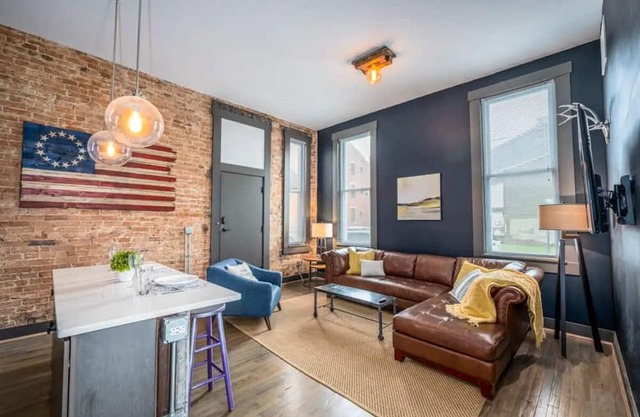 Luxury OTR Condo CLEAN, CABLE, WIFI, LOCATION!