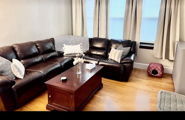 Charming New England Four-bed Haven. Pet-Friendly!