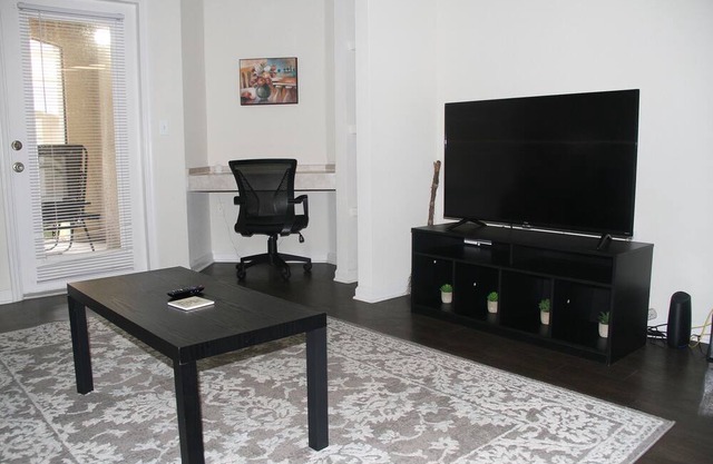 Spacious Apt in Sanford, FL, High Ceilings, Washer/Dryer w/ Patio, Pool Access