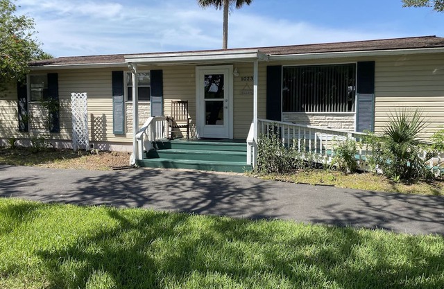 Flagler Beach, 3 BR, 2 BA, Walk to Beach and Pier, Accessible and Pet Friendly