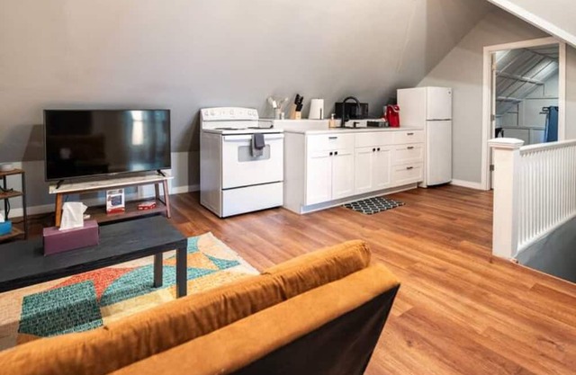 Central Loft+QUEEN bed+Near Miami Valley+Laundry+Free Parking+50in TV