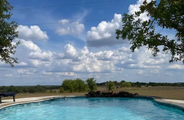 Hilltop getaway w/sweeping views & pool/hot tub