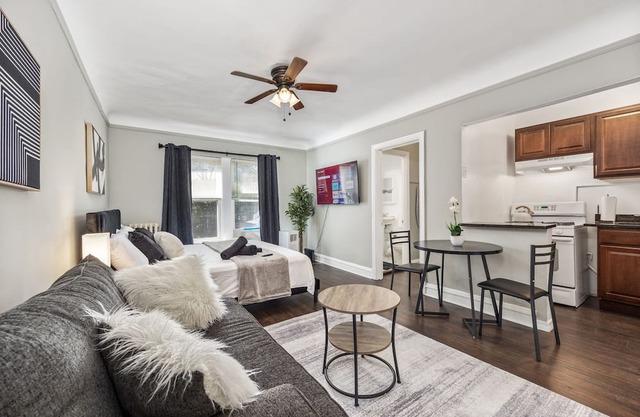 Charming Loft: King Bd/Elevator/Shops/Train/Bus/DT