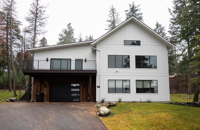 Blacktail Mountain Home w/ Lakeview. Walk to town!