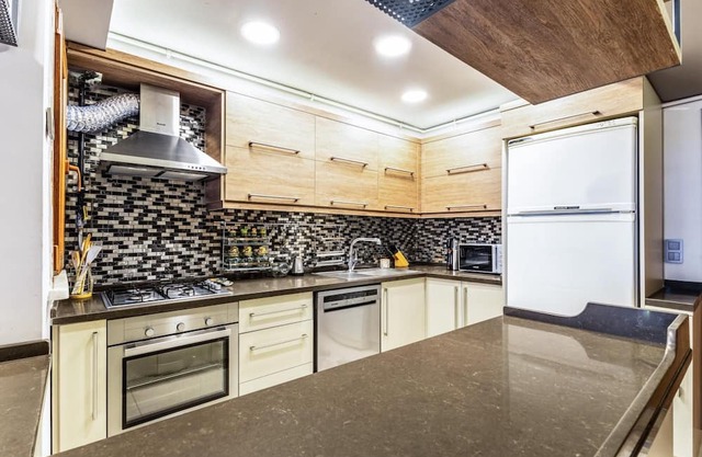 Classic Flat w Balcony 7 min to Capitol Mall